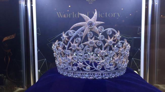 Mahkota yang akan dipakai oleh pemenang Miss Grand Indonesia 