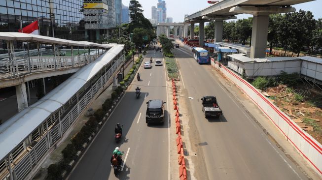 Suasana di jalan Rasuna Said arah Sudirman, Jakarta, Senin (16/3). [Suara.com/Alfian Winanto]