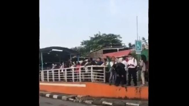 Antrean TransJakarta Mengular karena Corona, Publik: Malah Tambah Kena