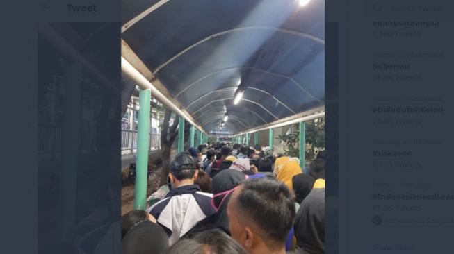 Cegah Corona, Penumpang TransJakarta Tersiksa Menumpuk di Pinang Ranti