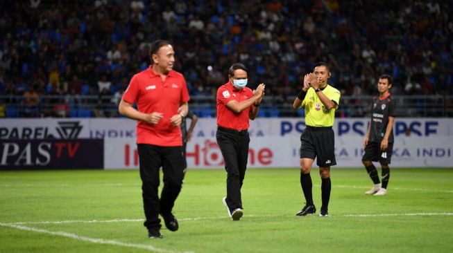 Pertandingan pembukaan Liga 2 antara Persiba vs Kalteng Putra di Stadion Batakan, Balikpapan, Sabtu (14/3/2020) malam. (Dok : Kemenpora)