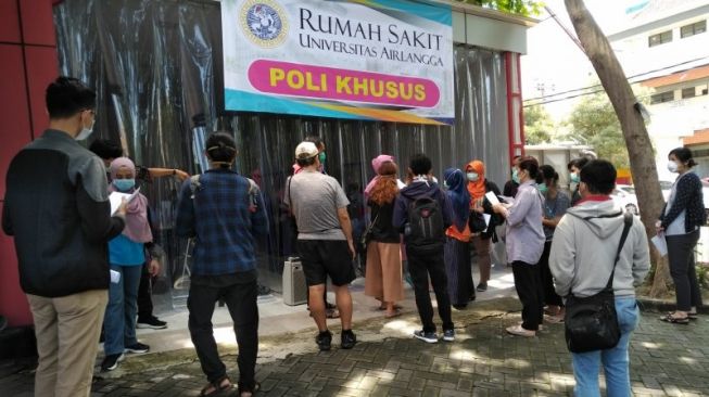 Warga Periksa Virus Corona di RS Unair Surabaya Membeludak