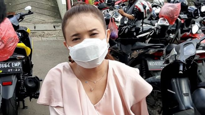 Penyanyi Rossa memakai masker saat ditemui di kawasan Jalan Kapten P Tendean, Jakarta, Selasa (17/3). [Suara.com/Evi Ariska]