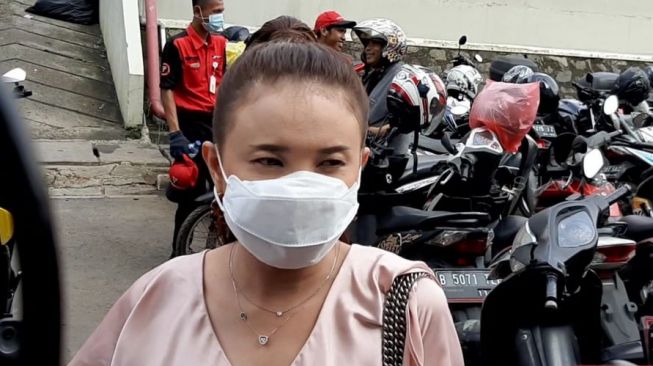 Penyanyi Rossa memakai masker di kawasan Jalan Kapten P Tendean, Jakarta, Selasa (17/3). [Suara.com/Evi Ariska]