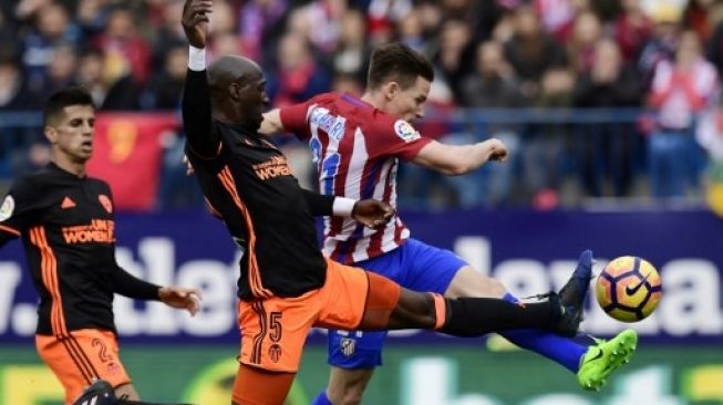 Bek Valencia Eliaquim Mangala (kiri) berebut bola dengan pemain Atletico Madrid Kevin Gameiro. JAVIER SORIANO / AFP