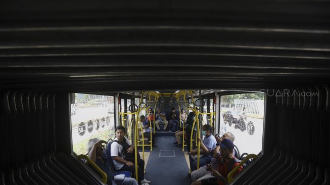 Sejumlah penumpang berada di dalam bus Transjakarta tujuan Bundaran Senayan, Jakarta, Selasa (17/3).[Suara.com/Angga Budhiyanto]