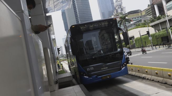 Ada Halte yang Dibakar Massa, Transjakarta Beroperasi Sampai Jam 7 Malam