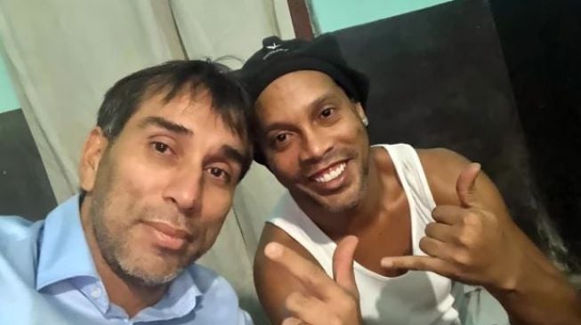 Nelson Cuevas saat berswafoto bersama Ronaldinho. (Twitter/Nelson Cuevas)