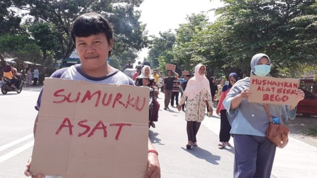 Tolak Penambangan Pasir, Warga Srandakan Demo Gruduk Kantor Kecamatan