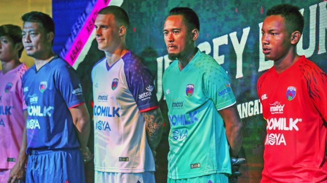 Sejumlah pemain Persita Tangerang mengenalkan seragam baru saat peluncuran Tim Persita Tangerang di Gading Serpong, Tangerang, Banten, Rabu (26/2/2020). ANTARA FOTO/Fauzan