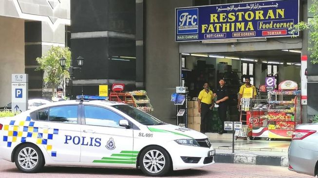 Polisi Malaysia Patroli Rumah Makan, Peringatkan Warga soal Lockdown