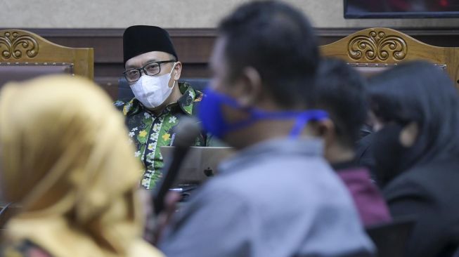 Imam Nahrawi mengikuti sidang lanjutan di Pengadilan Tipikor, Jakarta, Rabu (18/3).  [ANTARA FOTO/Galih Pradipta