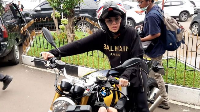 Nikita Mirzani membawa sepedamotor seharga Rp 700 juta saat mendatangi PN Jakarta Selatan, Rabu (18/3/2020). [Evi Ariska/Suara.com]