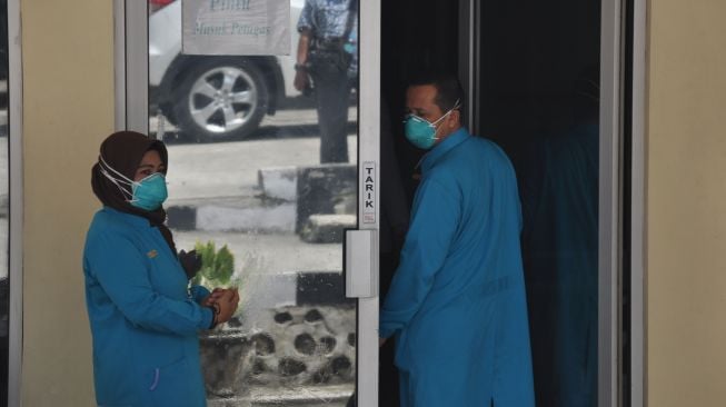 Petugas medis berada di luar ruangan gedung rawat infeksius Rumah Sakit Umum Pusat (RSUP) H Adam Malik di Medan, Sumatera Utara, Rabu (18/3).  [ ANTARA FOTO/Septianda Perdana]