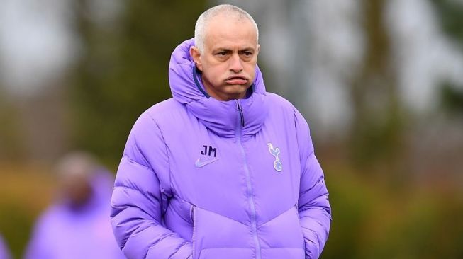 Manajer Tottenham Hotspur, Jose Mourinho memimpin sesi latihan tim di Enfield Training Centre, London Utara. [Laman resmi Tottenham Hotspur]