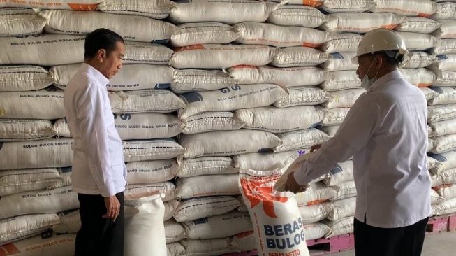 Presiden Jokowi Tinjau Gudang Bulog untuk Cek Ketersediaan Pangan