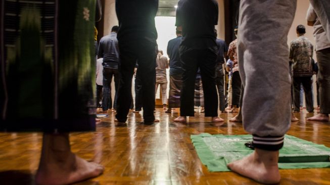 Jemaah melaksakanan shalat di Masjid Salman ITB, Bandung, Jawa Barat, Rabu (17/3). [ANTARA FOTO/Novrian Arbi]