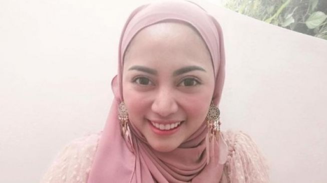 Rachel Vennya Unggah Foto Lepas Hijab, Bikin Publik Penasaran