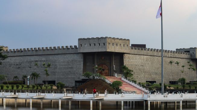 Suasana di depan museum Keprajuritan di Taman Mini Indonesia Indah, Jakarta Timur, Rabu (18/3). [Suara.com/Alfian Winanto]
