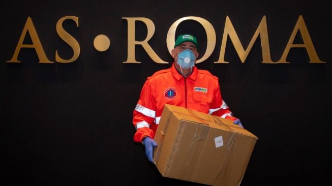 AS Roma ikut menyumbangkan peralatan kesehatan guna menghadapi pandemi virus corona. (Screenshot Twitter @ASRomaEN)