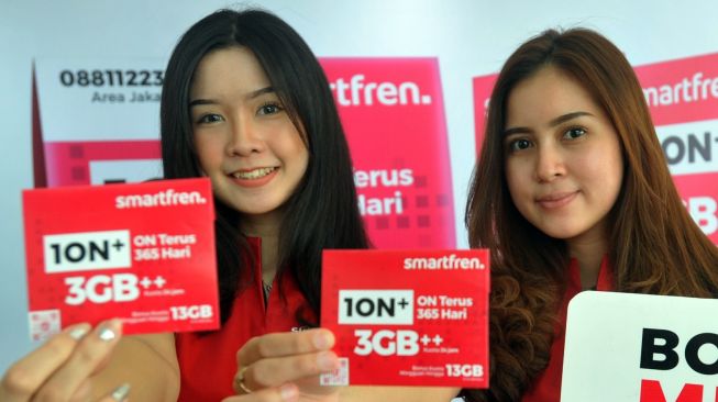 Dua orang model menunjukkan kartu perdana SmartFren 10N+, saat pengenalannya, di Galeri Smartfren, Jakarta, Selasa (17/3).  [ANTARA /FOTO/Audy Alwi]
