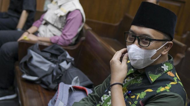 Terdakwa kasus suap pengurusan proposal dana hibah Komite Olahraga Nasional Indonesia (KONI) dan gratifikasi Imam Nahrawi menggunakan masker saat mengikuti sidang lanjutan di Pengadilan Tipikor, Jakarta, Rabu (18/3).  [ANTARA FOTO/Galih Pradipta]