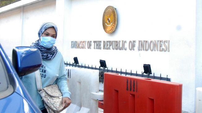 Seorang wanita berjalan di depan kantor Kedutaan Besar Republik Indonesia (KBRI) di Kuala Lumpur, Malaysia, Selasa (17/3).   [ANTARA FOTO/Rafiuddin Abdul Rahman]