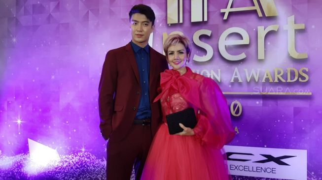 Barbie Kumalasari gandeng cowok ganteng asal Korea di ajang Insert Fashion Awards 2020, Selasa (17/3/2020) malam. [Evi Ariska/Suara.com]