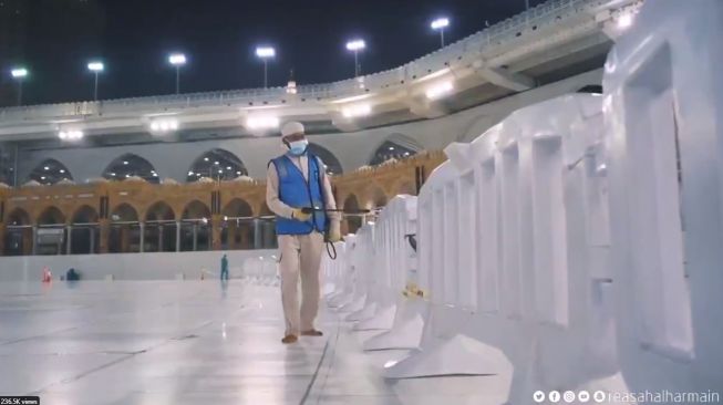 Petugas menyeprotkan disinfektan ke lingkungan Masjidil Haram. (Twitter/@ReasahAlharmain)