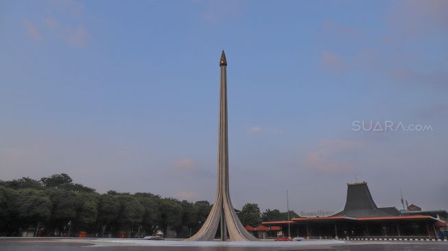 Suasana sepi didepan replika tugu Monas (Monumen Nasional) di Taman Mini Indonesia Indah, Jakarta Timur, Rabu (18/3). [Suara.com/Alfian Winanto]