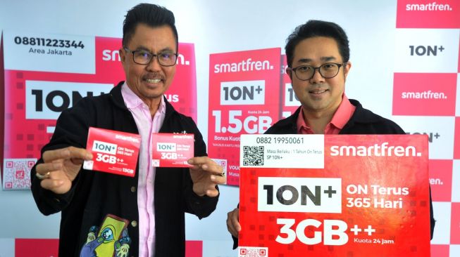 Deputy CEO Smartfren Djoko Tata Ibrahim (kiri) dan Chief Brand Officer Roberto Saputra, menunjukkan kartu perdana SmartFren 10N+, saat pengenalannya, di Galeri Smartfren, Jakarta, Selasa (17/3).  [ANTARA /FOTO/Audy Alwi]
