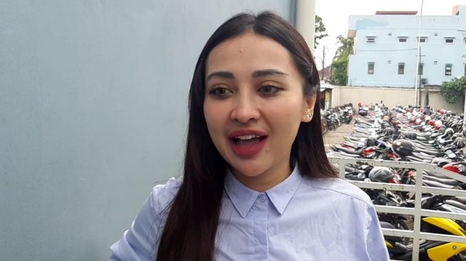 Cupi Cupita Sedih dan Stres Dicap Artis Seronok