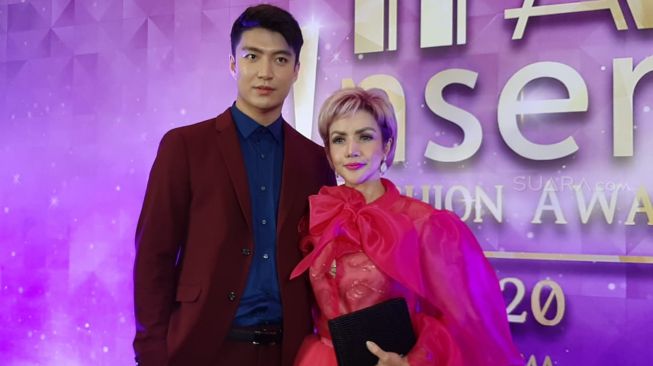 Barbie Kumalasari gandeng cowok ganteng asal Korea di ajang Insert Fashion Awards 2020, Selasa (17/3/2020) malam. [Evi Ariska/Suara.com]