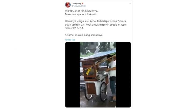 Aksi tukang somay pakai air hujan untuk kukusan. [Twitter]