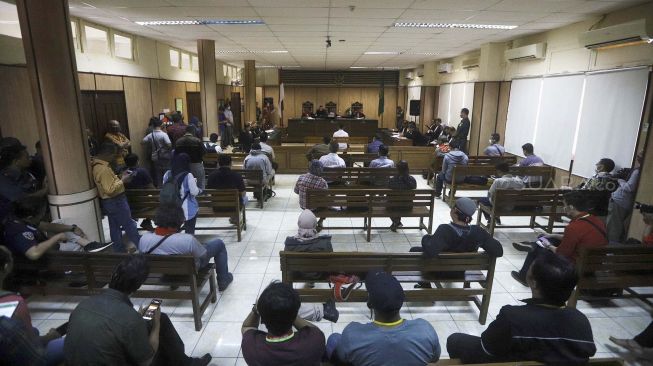 Pengunjung sidang berada di ruang sidang Pengadilan Negeri Jakarta Utara, Kamis (19/3).  [Suara.com/Angga Budhiyanto]