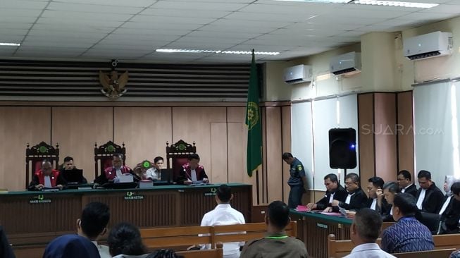 Sidang Perdana Penyerang Novel, Hakim Minta Jarak Duduk Pengunjung 1 Meter