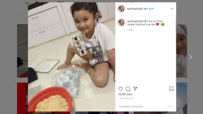 Anak Ayu Ting Ting, Bilqis, belajar membuat kue di rumah. (Instagram/@ayutingting92)