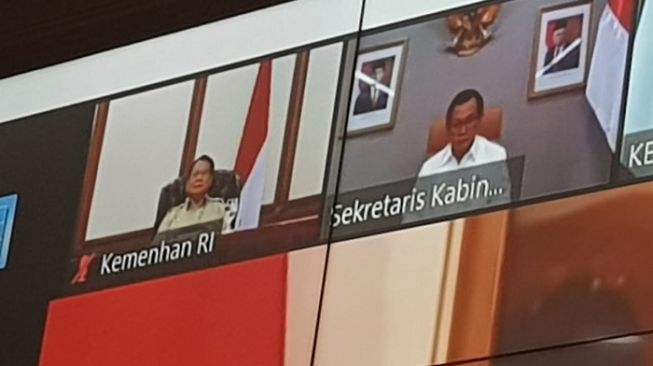 Bidik layar foto Menhan Prabowo Subianto saat mengikut rapat terbatas yang dipimpin Presiden Jokowi lewat video conference. (Keterangan Foto: Dari akun @Dahnilanzar).