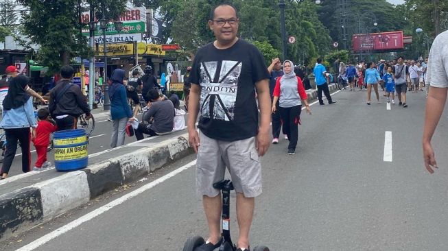 Kaki Pincang, Rektor UNY Jalan di Kampus Kenang Suasana Sebelum Pandemi