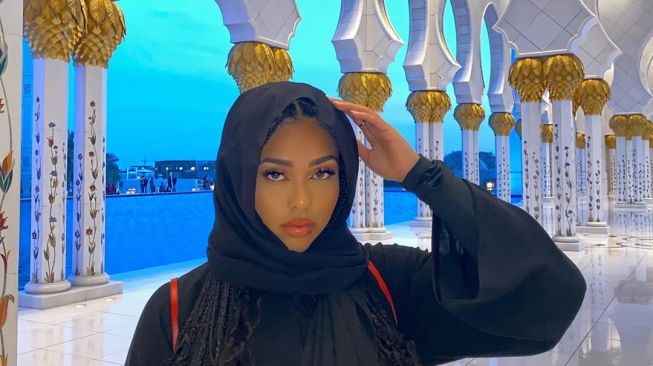 Masuk Masjid Berkerudung dan Pakai Abaya, Jordyn Woods Malah Dihujat