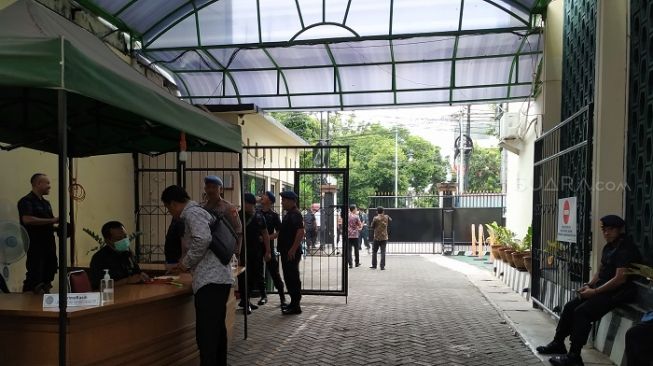 Pengamanan sidang perdana kasus teror air keras Novel Baswedan di PN Jakut diperketat karena digelar saat merebak wabah Corona. (Suara.com/M Yasir)