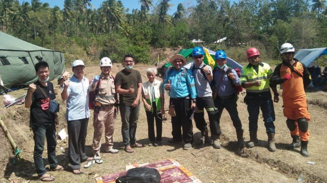 Yayasan Graisena bantu pasien covid-19 yang tak bisa cari nafkah. Foto saat penyaluran bantuan untuk korban bencana likuifaksi di Lombok Utara. (Dok. Yayasan Graisena)