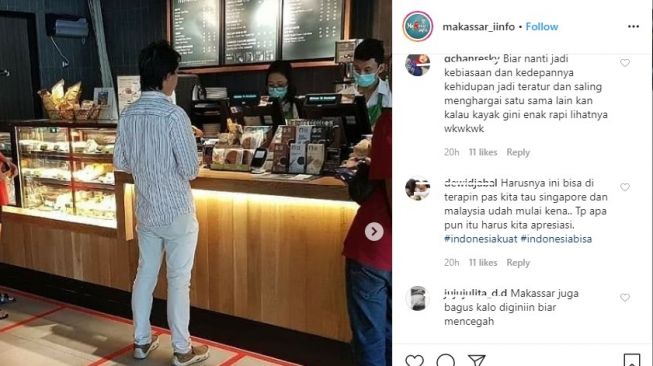 Social distancing di antrean mall Surabya (instagram/makassar_iinfo)