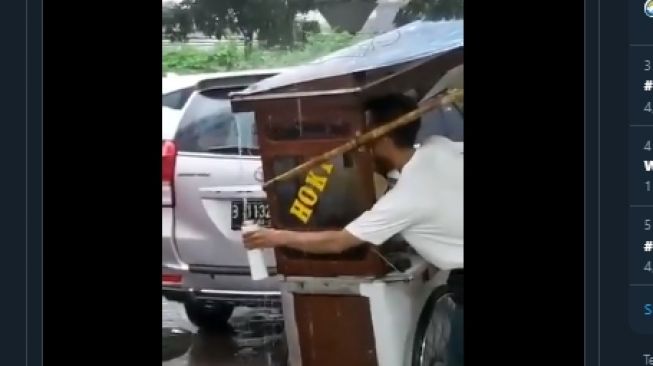 Langsung dari Sumbernya, Pedagang Gunakan Air Hujan untuk Kuah Dagangan