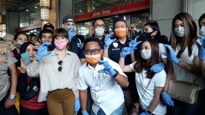 Polisi dan sejumlah artis membagi-bagikan masker dan hand sanitizer gratis. [istimewa]