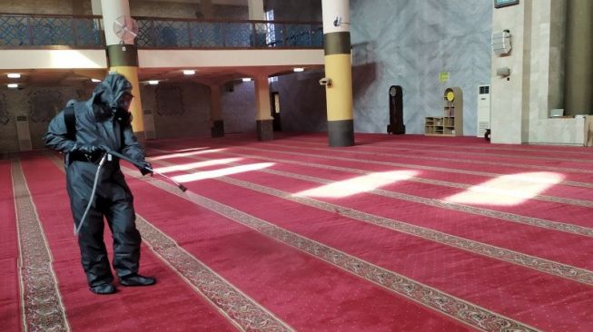 Masjid Raya Bandung Lockdown, Tak Gelar Salat Jumat dan Jamaah