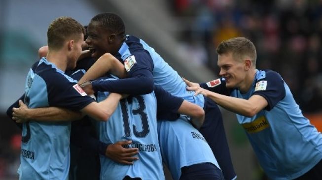 Para pemain Borussia Moenchengladbach merayakan golnya ke gawang Augsburg dalam laga lanjutan Liga Jerman. Christof STACHE / AFP