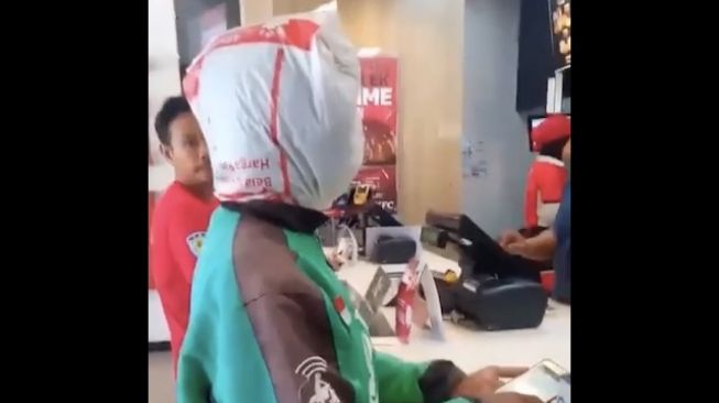 Seorang driver ojek online atau ojol terpaksa menggunakan tas plastik sebagai ganti masker yang habis stoknya. [Instragram: @dramaojol].