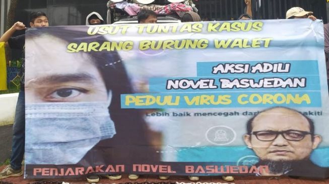 Aktivis Corong Rakyat menggelar #AksiPeduliLawanCorona didepan Kejagung, Jumat (20/3). [Suara.com/Oke Atmaja]
