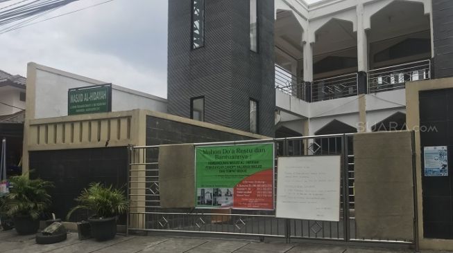 Masjid Al-Hidayah di kawasan Pasar Minggu, Jakarta Selatan meniadakan salat Jumat karena wabah Virus Corona. (Suara.com/Erik Tanjung).